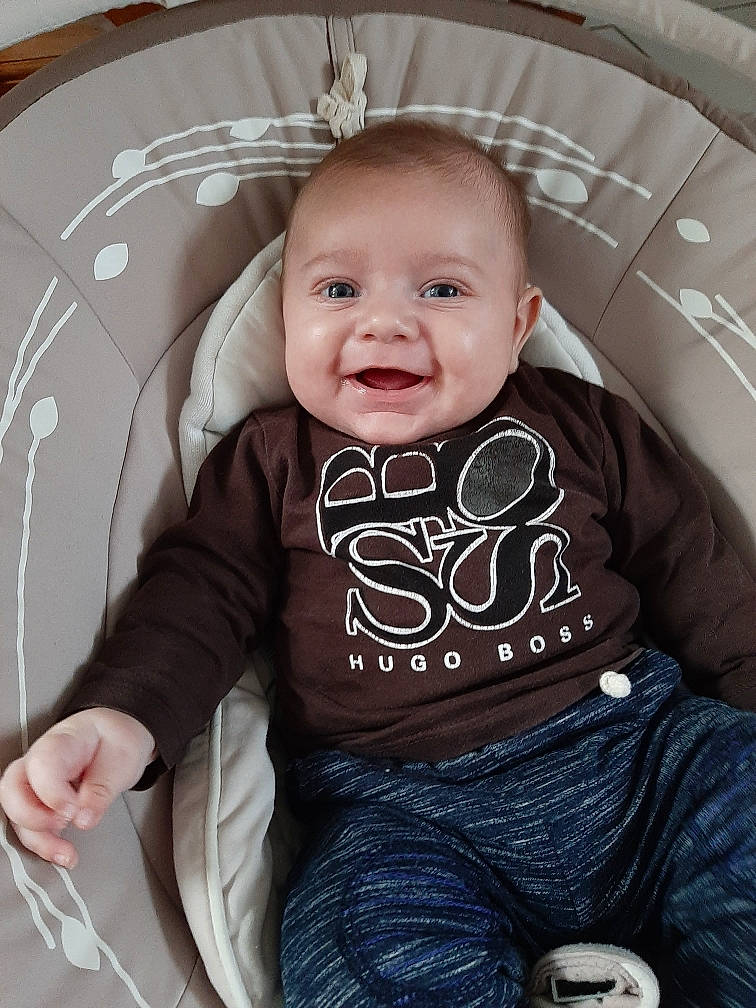 Sohan a rejoint le concours — aidez-le/la à gagner de superbes lots ! baby, baby_products, baby_toddler_clothing, child, person, product, sitting, skin, toddler