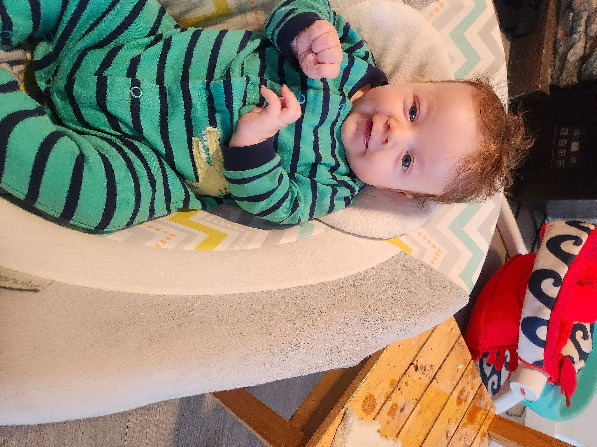 Jacob a rejoint le concours — aidez-le/la à gagner de superbes lots ! baby, baby_products, baby_toddler_clothing, child, comfort, fun, happy, head, headgear, linens, pattern, person, play, room, sitting, smile, textile, toddler, wood