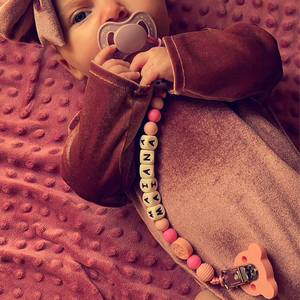 Maïana participe au concours pour gagner de l'argent avec cette photo : accessories, baby, bed, biting, blanket, bodypart, bracelet, clothing, face, furniture, happy, hat, head, jewelry, newborn, person, photography, portrait, quilt, smile