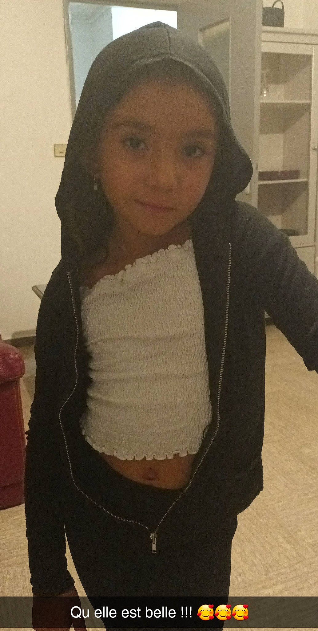 Bella participe au concours pour gagner de l'argent avec cette photo : bangs, brown_hair, chest, eye, eyelash, fashion_accessory, fashion_design, layered_hair, lip, long_hair, neck, pattern, person, shoulder, sleeve, t_shirt, textile, trunk, waist, wool