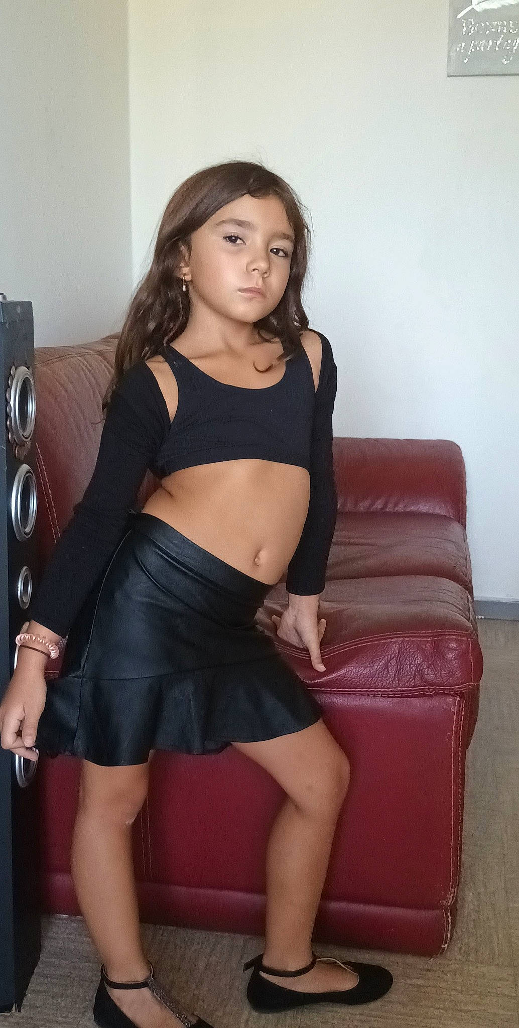 Bella participe au concours pour gagner de l'argent avec cette photo : abdomen, arm, black_hair, chest, elbow, flash_photography, human_body, joint, knee, leg, long_hair, muscle, neck, person, shorts, shoulder, sleeve, studio_monitor, thigh, trunk