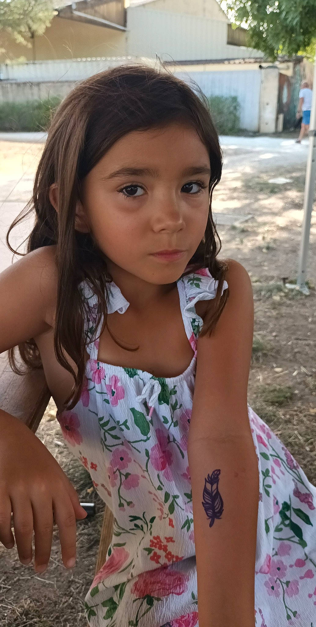 Bella participe au concours pour gagner de l'argent avec cette photo : black_hair, child, eye, eyelash, face, facial_expression, finger, hair, happy, head, lip, long_hair, mouth, neck, person, skin, sleeve, sleeveless_shirt, summer, thigh