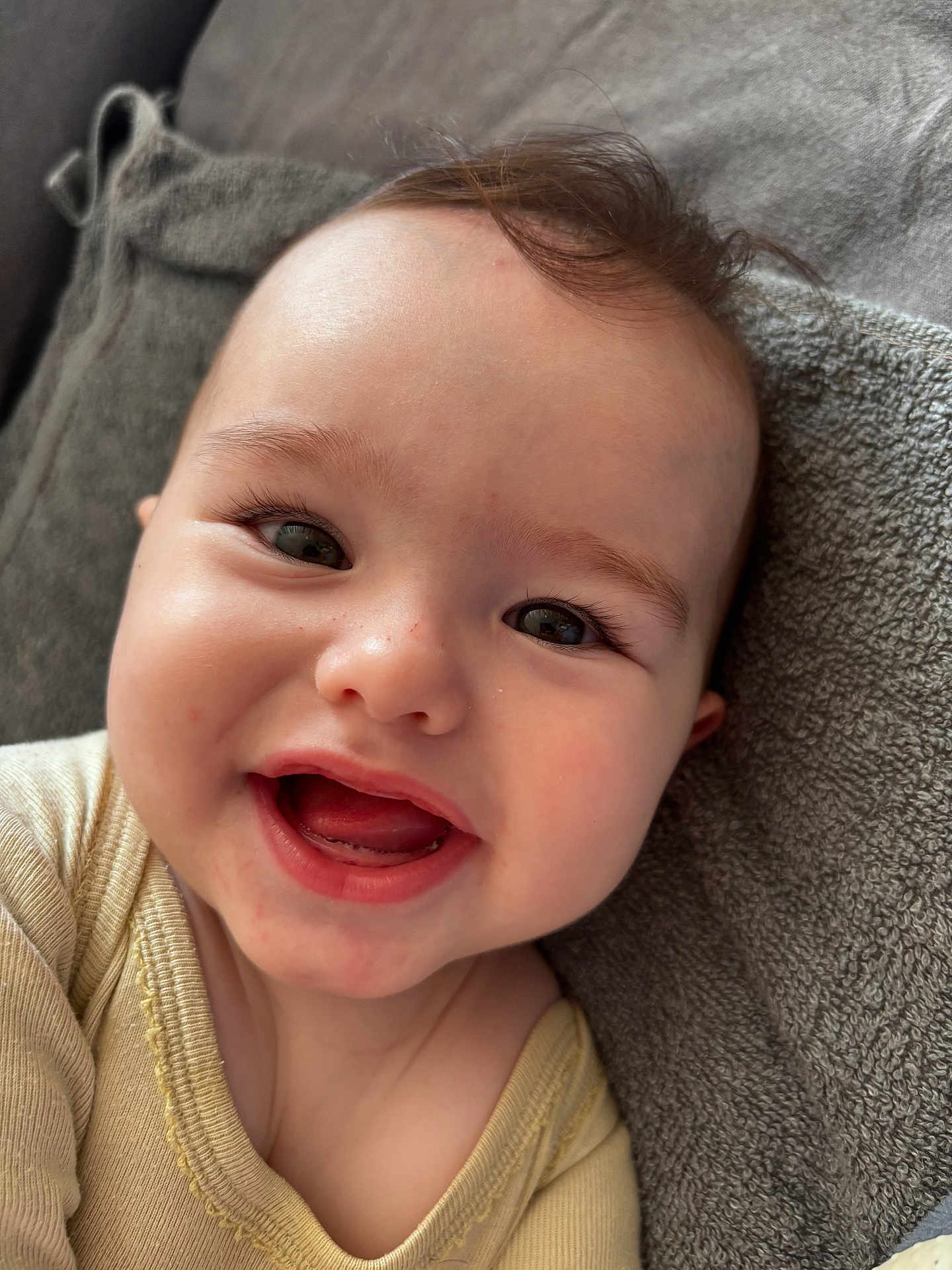 Ekhi a rejoint le concours — aidez-le/la à gagner de superbes lots ! baby, smiling, face, infant, closeup, happy, child, blanket, skin, eyes, mouth, teeth, expression, cozy, soft_light, indoors, cute, person, head, apparel