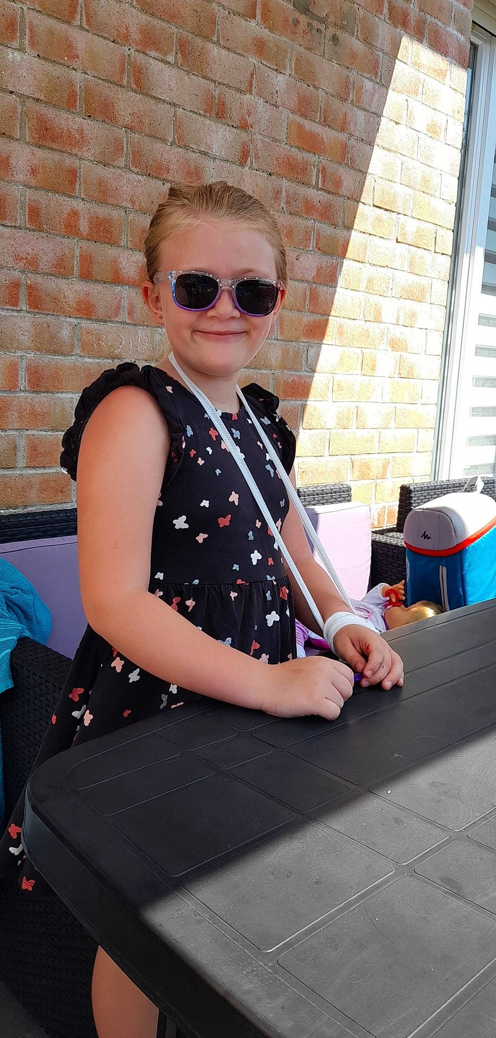 Romane a rejoint le concours — aidez-le/la à gagner de superbes lots ! asphalt, bag, electric_blue, eyewear, glasses, goggles, hairstyle, human_leg, joint, joy, luggage_and_bags, pattern, person, shoulder, sitting, sleeve, smile, street_fashion, sunglasses, t_shirt