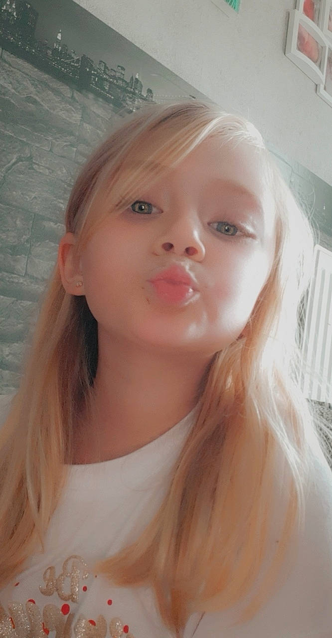 Romane a rejoint le concours — aidez-le/la à gagner de superbes lots ! blond, bridal_accessory, cheek, chin, ear, eyebrow, eyelash, flash_photography, hair, head, iris, jaw, layered_hair, lip, long_hair, neck, nose, person, skin, throat