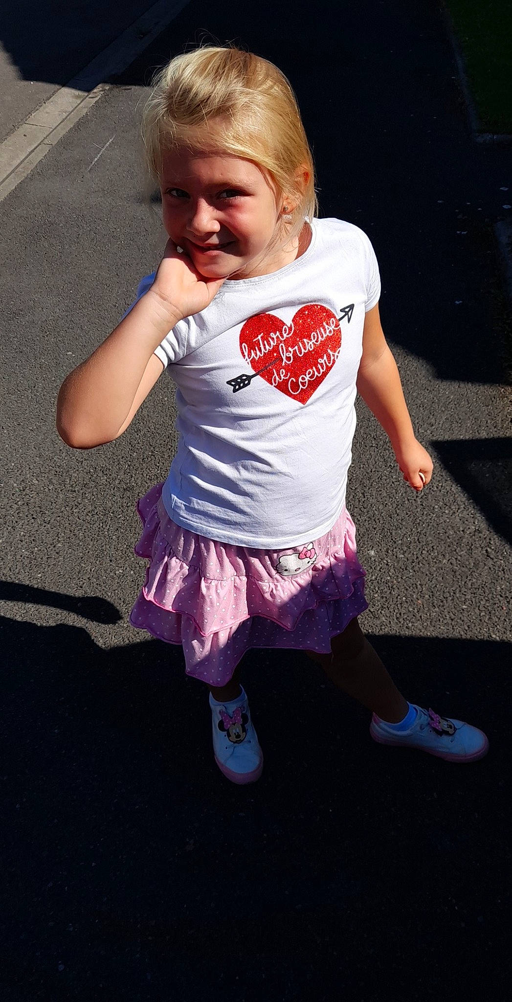 Romane a rejoint le concours — aidez-le/la à gagner de superbes lots ! asphalt, baby_toddler_clothing, eye, face, fun, grass, hairstyle, happy, human_leg, joy, knee, magenta, pattern, person, pink, recreation, shoe, sleeve, smile, sock