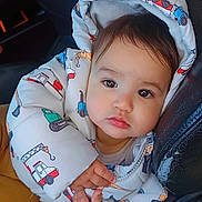 Taylor participe au concours pour gagner de l'argent avec cette photo : baby, toddler, child, puffer_jacket, colorful_clothing, car_seat, leather_seat, vehicle_interior, hands, face, eyes, curious_expression, casual, warm_clothing, winter_jacket, hood, sitting, portrait, indoors, cute