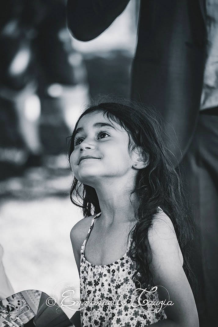 Mila a rejoint le concours — aidez-le/la à gagner de superbes lots ! beauty, black, black_and_white, black_hair, eye, facial_expression, flash_photography, fun, hairstyle, happy, lip, long_hair, luggage_and_bags, monochrome, monochrome_photography, person, skin, smile, standing, style