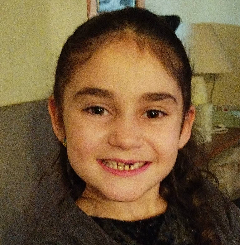 Mila a rejoint le concours — aidez-le/la à gagner de superbes lots ! black_hair, cheek, chin, ear, eyebrow, eyelash, flash_photography, forehead, happy, human_body, jaw, joy, lip, long_hair, neck, nose, person, selfie, shipping_box, skin