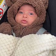 Alyna a rejoint le concours — aidez-le/la à gagner de superbes lots ! baby, child, infant, car_seat, bear_hoodie, blanket, fur_clothing, cute, wide_eyes, portrait, warm_clothing, indoors, seatbelt, expression, face, young_child, cozy, soft_texture, warning_sign, closeup