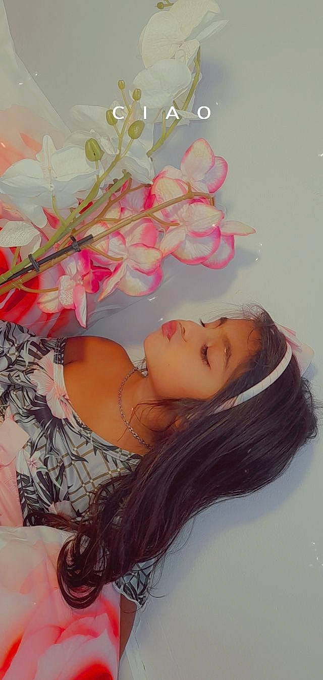 Tahicyana participe au concours pour gagner de l'argent avec cette photo : art_model, brown_hair, cosmetics, dress, eyelash, flower, hair_accessory, hand, happy, headpiece, human_body, human_leg, lip, lipstick, long_hair, magenta, person, petal, pink, plant
