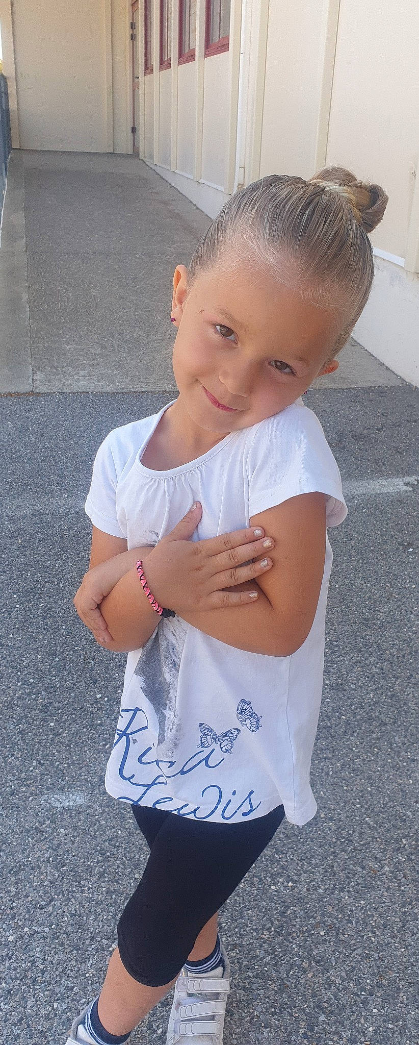 Assia a rejoint le concours — aidez-le/la à gagner de superbes lots ! asphalt, baby_toddler_clothing, child, elbow, electric_blue, gesture, grey, hairstyle, happy, head, human_body, joint, joy, neck, pattern, person, sleeve, smile, sportswear, t_shirt