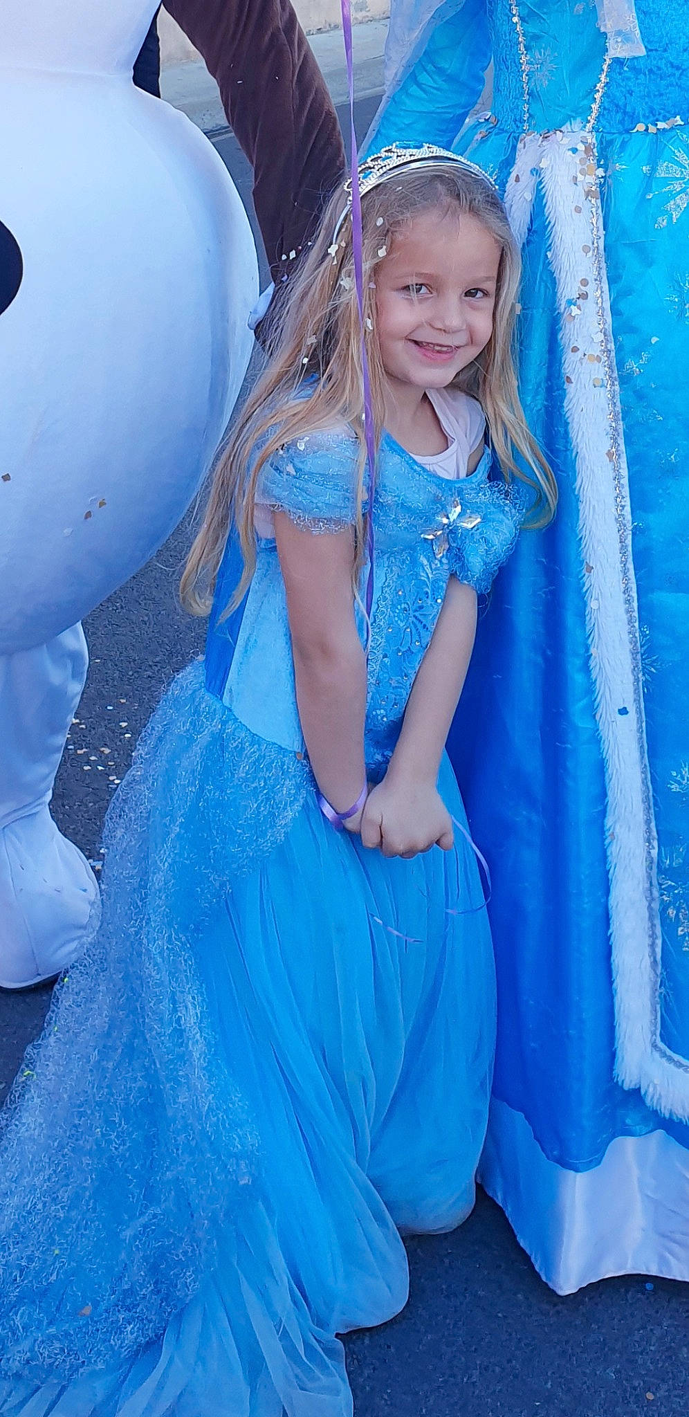 Assia participe au concours pour gagner de l'argent avec cette photo : azure, beauty, blue, bridal_accessory, day_dress, dress, electric_blue, eye, fashion_design, flash_photography, formal_wear, hair, hairstyle, happy, head, human_body, joy, one_piece_garment, person, photograph