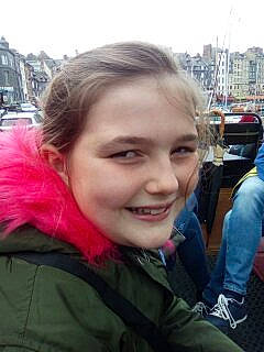 Alice participe au concours pour gagner de l'argent avec cette photo : black_hair, blond, cheek, chin, day, eye, eyebrow, face, facial_expression, forehead, girl, hair, hair_coloring, hairstyle, head, human_hair_color, joy, lip, nose, person