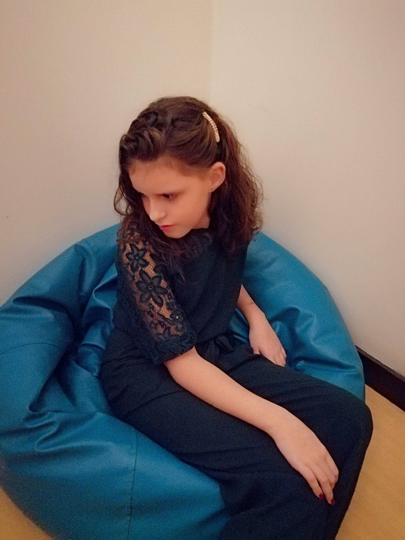 Cléa participe au concours pour gagner de l'argent avec cette photo : black_hair, comfort, denim, elbow, electric_blue, fashion_design, flash_photography, hand, human_leg, joint, knee, leg, long_hair, pattern, person, shoulder, sleeve, sportswear, thigh, waist