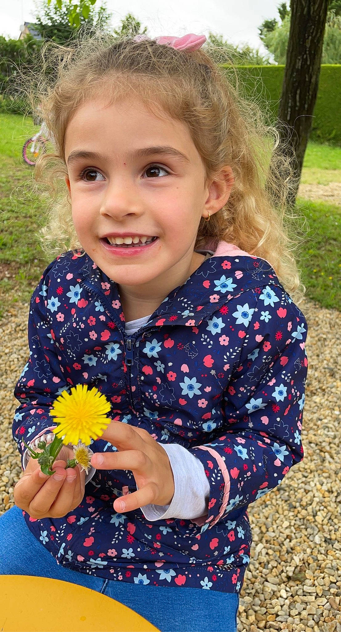 Ashley a rejoint le concours — aidez-le/la à gagner de superbes lots ! annual_plant, blond, blue, electric_blue, eye, flower, fun, grass, green, hand, happy, iris, joy, leaf, pattern, people_in_nature, person, petal, plant, smile