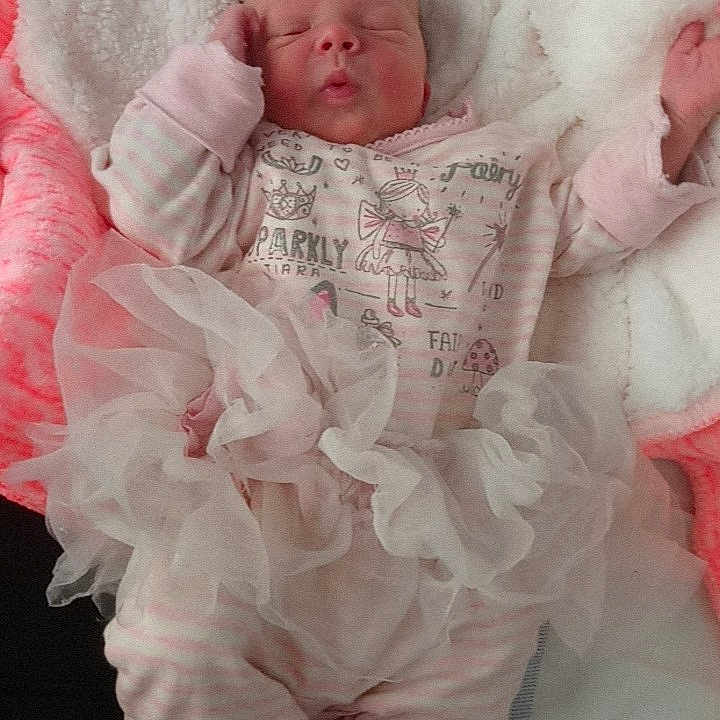 Myléna participe au concours pour gagner de l'argent avec cette photo : baby_products, bed, child, girl, infant, pink, product, skin, textile, toddler, white