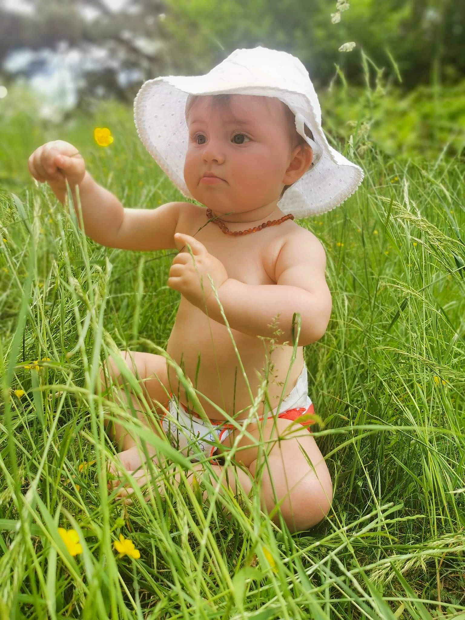 Léa a rejoint le concours — aidez-le/la à gagner de superbes lots ! baby, baby_toddler_clothing, cap, child, finger, fun, grass, grass_family, grassland, hand, happy, headwear, human_leg, meadow, people_in_nature, person, plant, prairie, skin, sun_hat