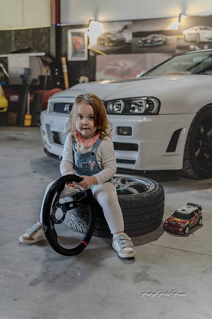 Lilly-rose a rejoint le concours — aidez-le/la à gagner de superbes lots ! alloy_wheel, auto_part, automotive_design, automotive_exterior, automotive_lighting, automotive_tire, automotive_wheel_system, bicycle_tire, bumper, car, fender, grille, hood, motor_vehicle, person, personal_luxury_car, rim, tire, vehicle, vehicle_door