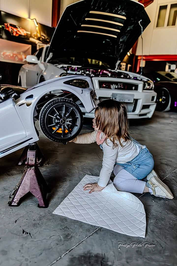 Lilly-rose a rejoint le concours — aidez-le/la à gagner de superbes lots ! alloy_wheel, automotive_design, automotive_exterior, automotive_lighting, automotive_tire, automotive_wheel_system, bumper, car, fender, hood, hubcap, motor_vehicle, person, personal_luxury_car, rim, spoke, tire, tread, vehicle, vehicle_door