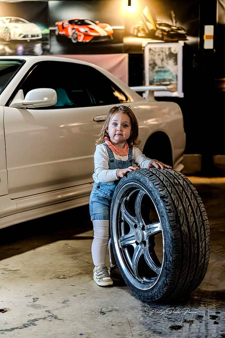 Lilly-rose participe au concours pour gagner de l'argent avec cette photo : alloy_wheel, automotive_design, automotive_exterior, automotive_lighting, automotive_tire, automotive_wheel_system, car, fender, hood, hubcap, motor_vehicle, person, personal_luxury_car, rim, rolling, synthetic_rubber, tire, tread, vehicle, vehicle_door