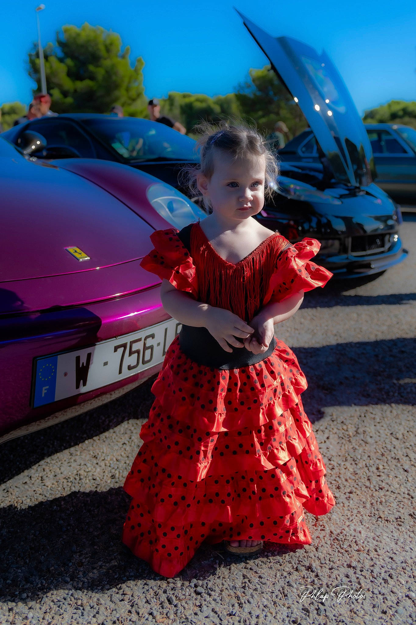 Lilly-rose participe au concours pour gagner de l'argent avec cette photo : auto_part, automotive_design, automotive_exterior, automotive_lighting, automotive_wheel_system, blue, bumper, car, electric_blue, event, hood, motor_vehicle, person, personal_luxury_car, sky, tire, toddler, trunk, vehicle, vehicle_door