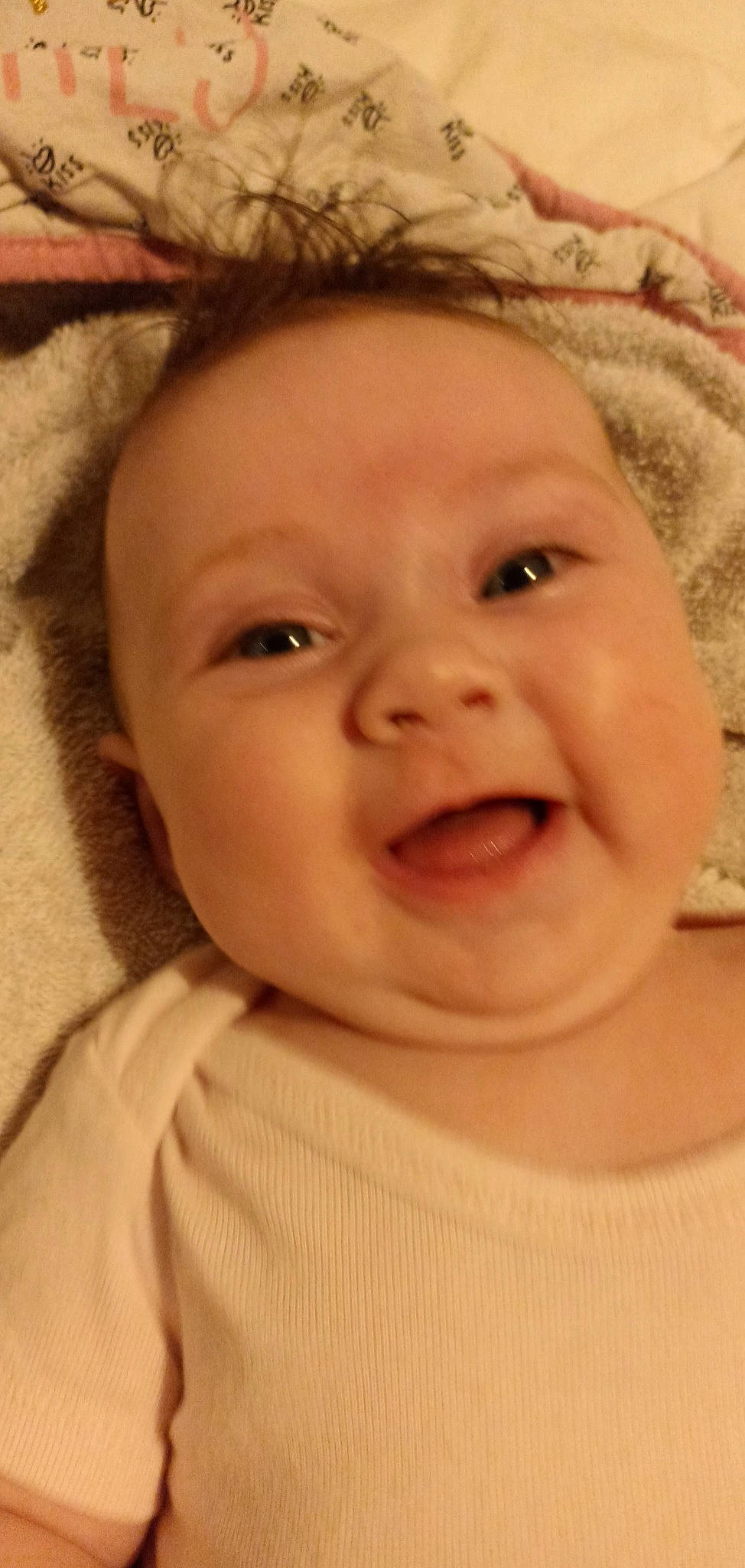 Lilly-rose a rejoint le concours — aidez-le/la à gagner de superbes lots ! baby, cheek, chin, ear, eye, eyebrow, eyelash, forehead, happy, human_body, iris, jaw, lip, mouth, neck, nose, person, skin, sleeve, smile