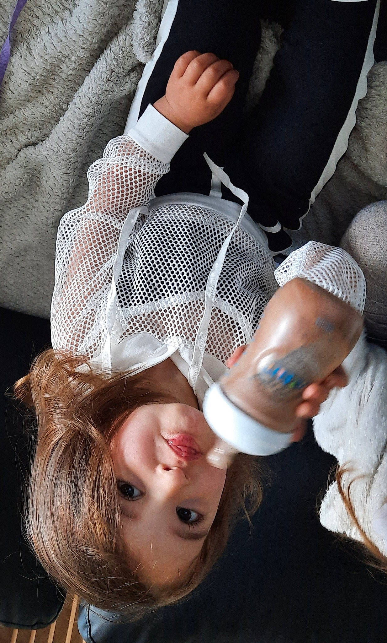 Maléna a rejoint le concours — aidez-le/la à gagner de superbes lots ! black_hair, cool, eyelash, eyewear, finger, flash_photography, gesture, hairstyle, happy, headgear, human, jaw, lip, mouth, nail, person, skin, smile, thigh, vision_care