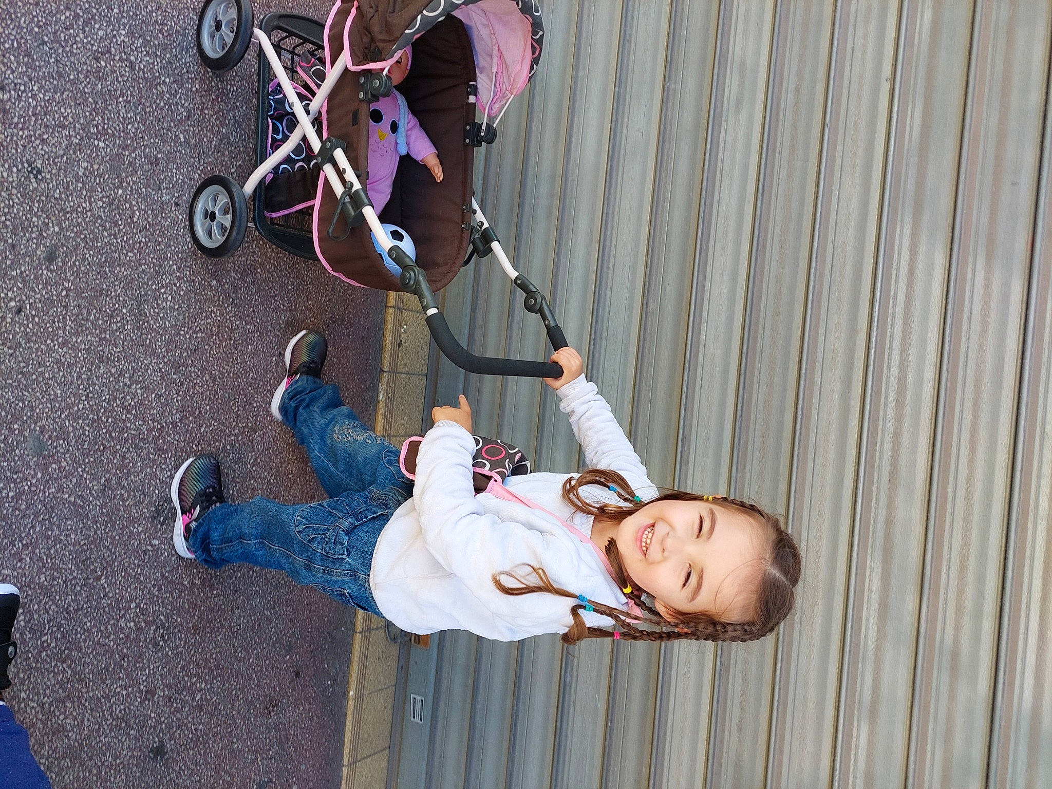 Maléna a rejoint le concours — aidez-le/la à gagner de superbes lots ! auto_part, automotive_tire, automotive_wheel_system, bicycle_tire, bicycle_wheel, boot, fun, happy, joy, leisure, person, recreation, sandal, shoe, sneakers, tire, toddler, tree, vehicle, walking_shoe