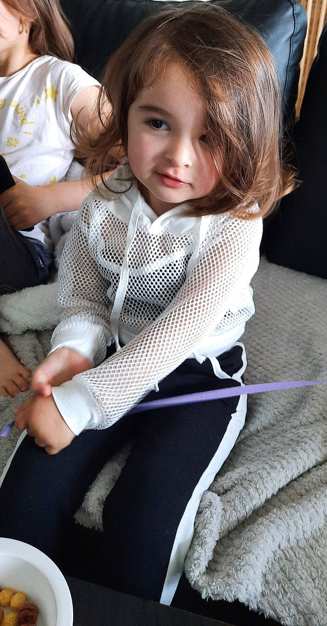 Maléna participe au concours pour gagner de l'argent avec cette photo : baby_products, bangs, blond, brown_hair, child, comfort, elbow, hand, happy, human_leg, knee, lip, pattern, person, plaid, skin, tartan, thigh, toddler, tree