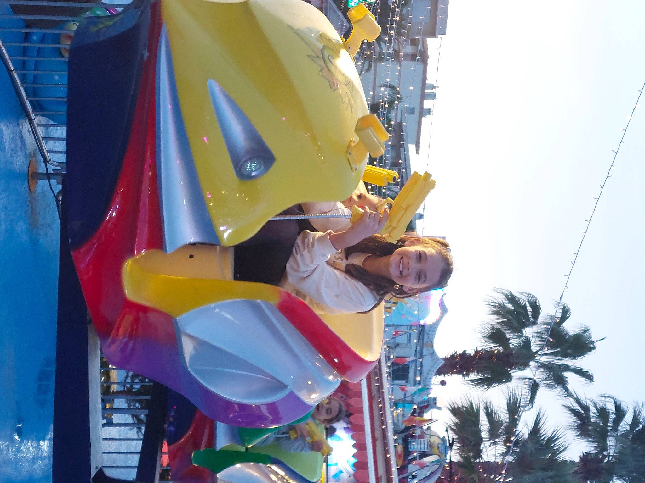 Félicia participe au concours pour gagner de l'argent avec cette photo : amusement_park, balloon, blue, city, electric_blue, event, festival, fun, joy, leisure, party_supply, person, personal_protective_equipment, plastic, pole, public_event, recreation, sky, tourism, travel