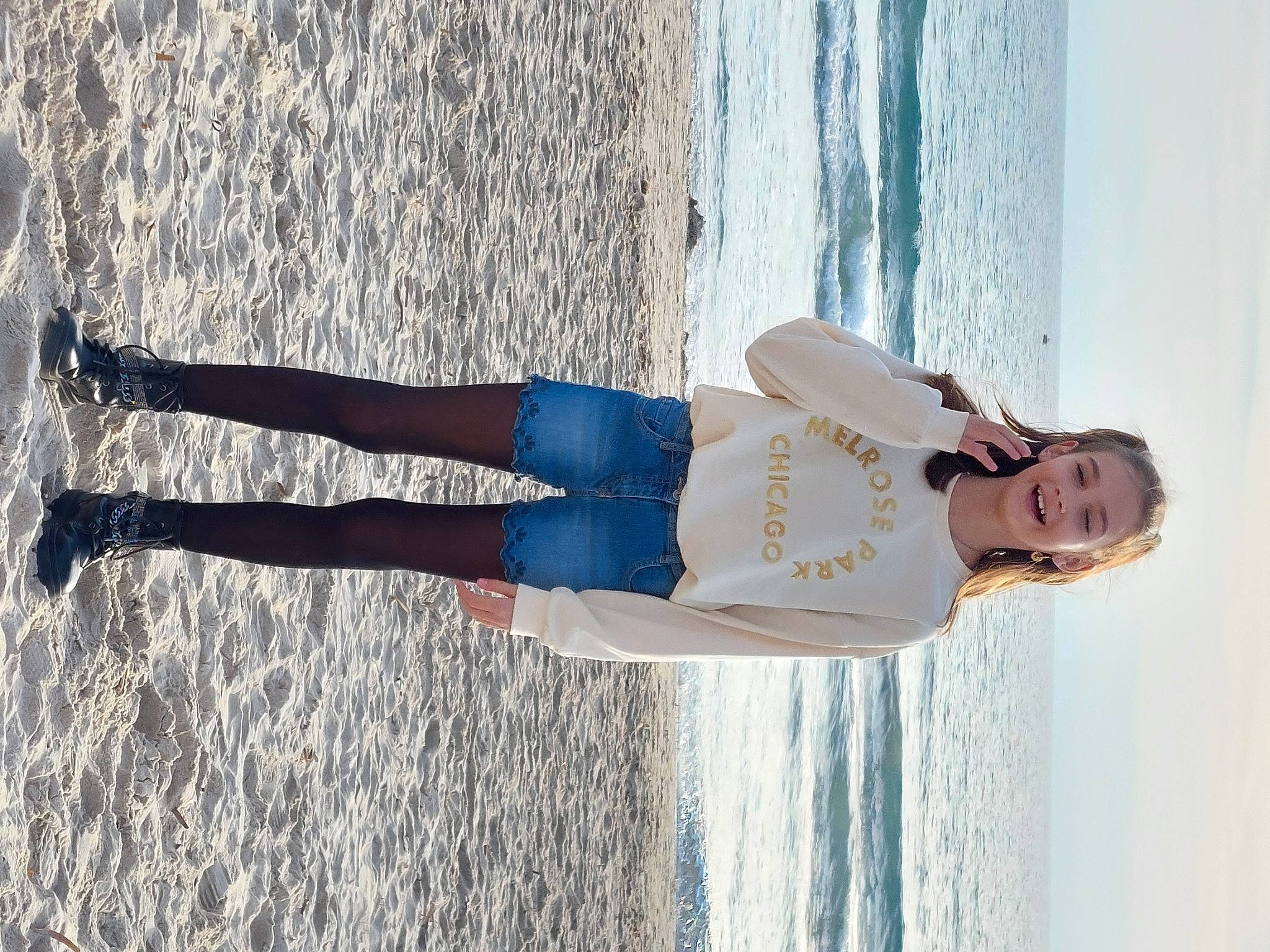 Félicia participe au concours pour gagner de l'argent avec cette photo : azure, beach, denim, dress, electric_blue, eyewear, fun, glasses, happy, human_leg, jeans, joy, knee, leg, leisure, person, sunglasses, t_shirt, thigh, waist