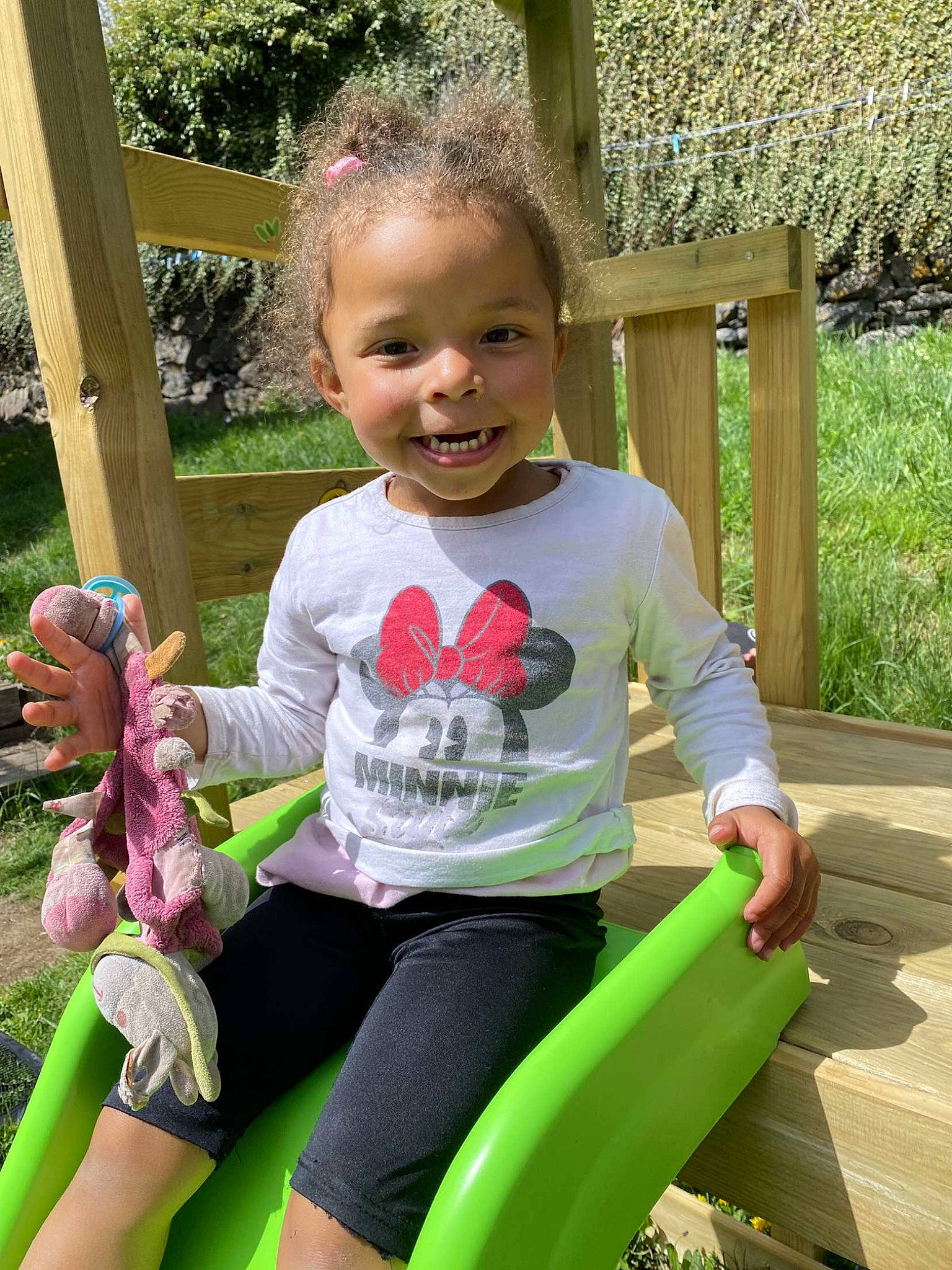 Loéna participe au concours pour gagner de l'argent avec cette photo : baby_toddler_clothing, beauty, botany, child, fun, grass, green, happy, joy, leisure, magenta, organ, outdoor_play_equipment, person, pink, plant, recreation, sitting, smile, t_shirt