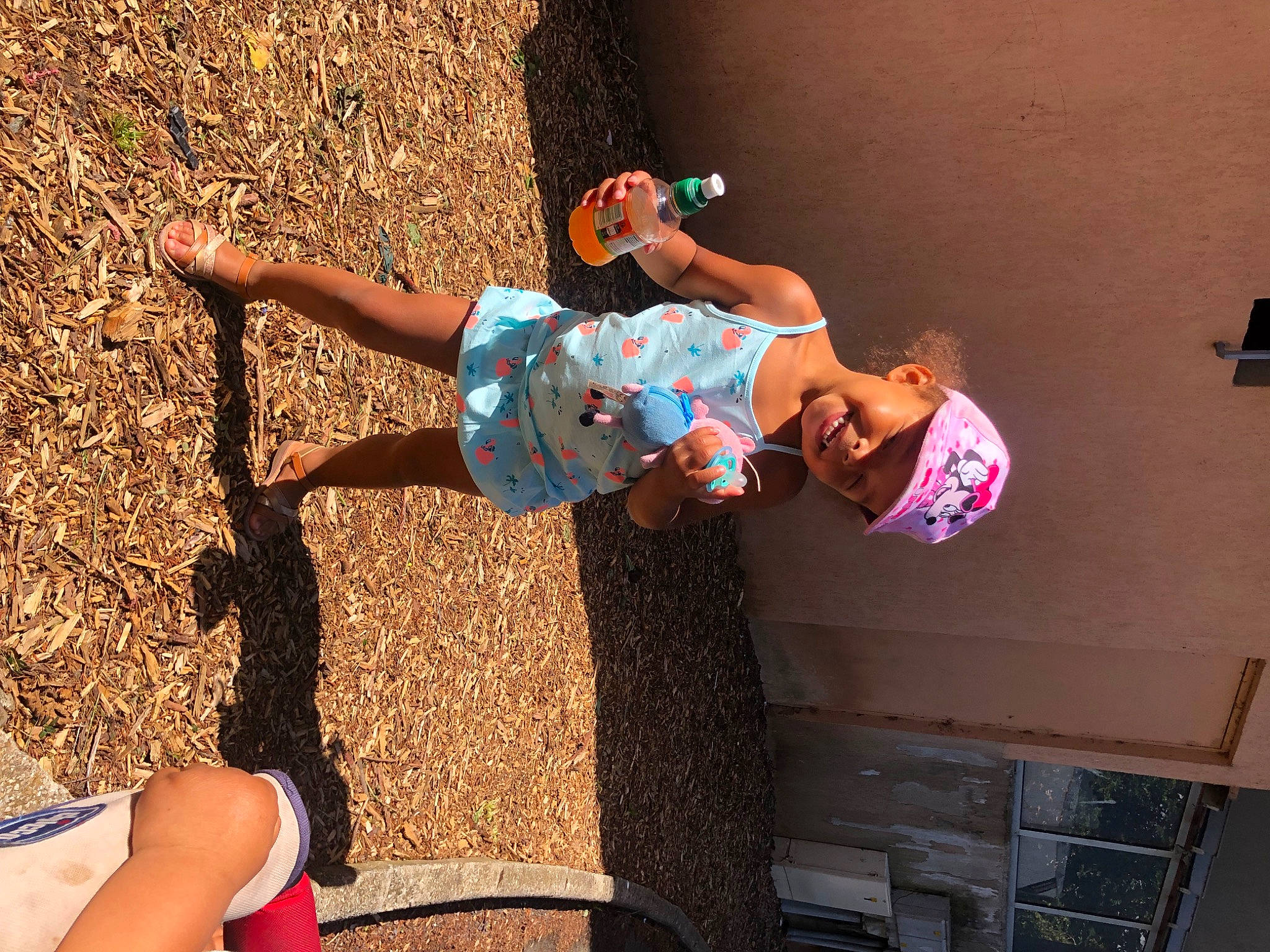 Loéna a rejoint le concours — aidez-le/la à gagner de superbes lots ! adventure, child, elbow, electric_blue, fun, happy, headwear, human_leg, joint, joy, knee, leg, leisure, people_in_nature, person, play, recreation, shorts, smile, snapshot