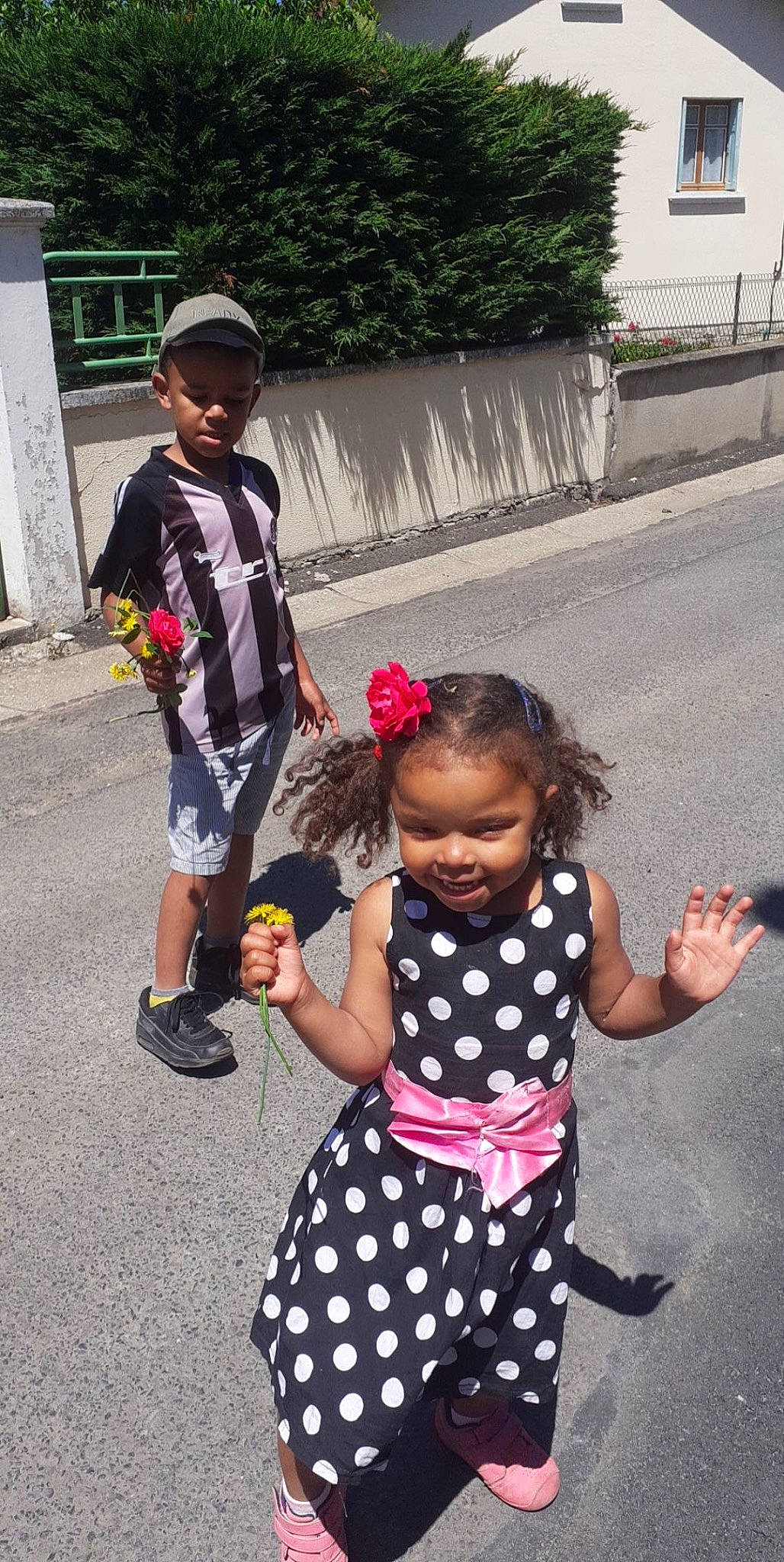 Loéna a rejoint le concours — aidez-le/la à gagner de superbes lots ! asphalt, baseball_cap, cap, child, event, facial_expression, fun, gesture, happy, hat, human, joy, leisure, pattern, person, pink, recreation, road, smile, t_shirt