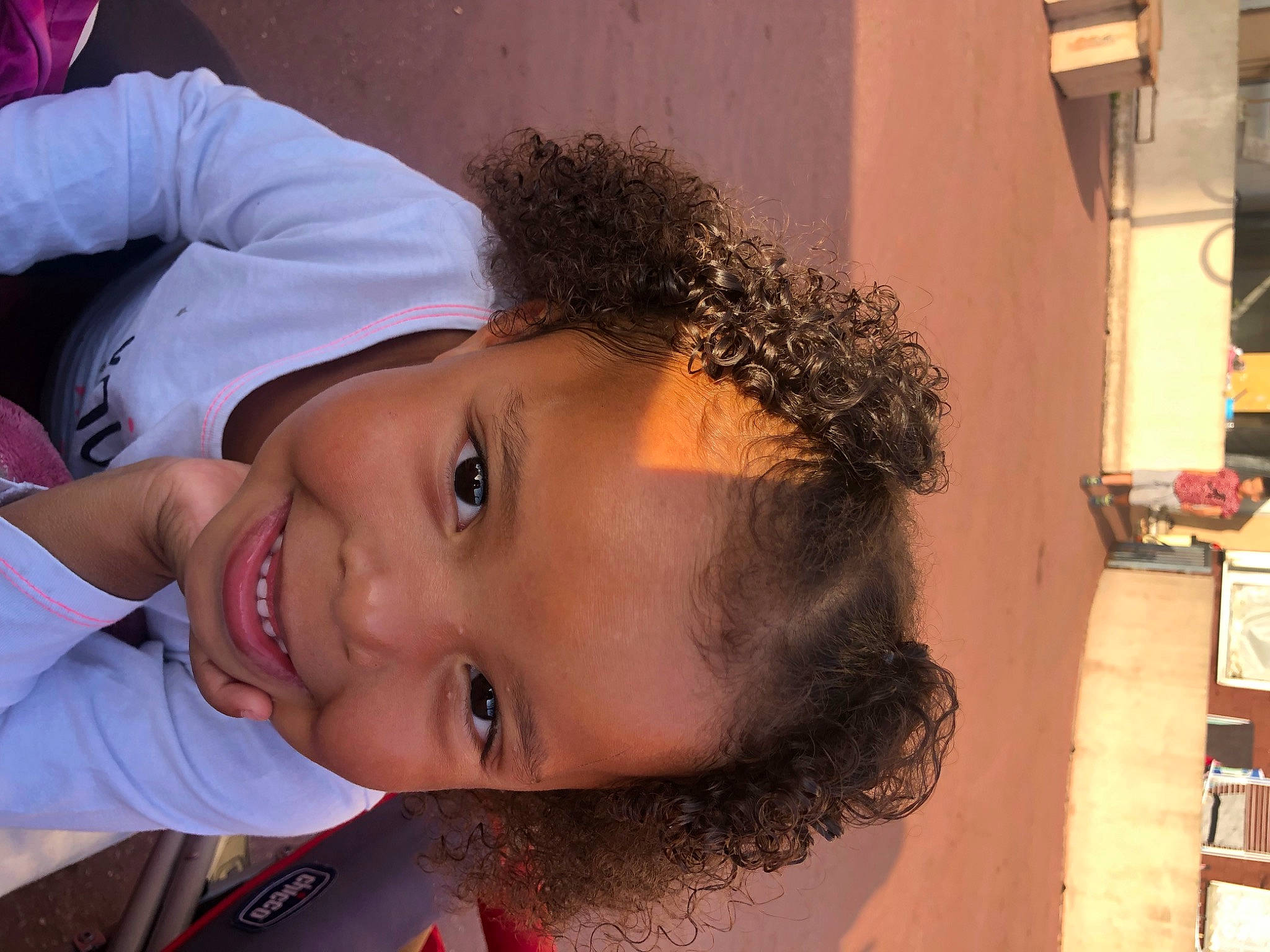 Loéna participe au concours pour gagner de l'argent avec cette photo : child, eyebrow, eyelash, forehead, fun, happy, hat, joy, leisure, lip, mouth, nose, person, plant, portrait_photography, selfie, skin, smile, t_shirt, toddler