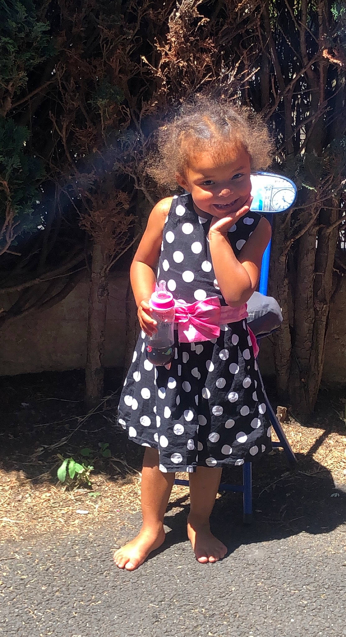 Loéna a rejoint le concours — aidez-le/la à gagner de superbes lots ! child, day_dress, flash_photography, fun, grass, happy, human_leg, joy, leisure, long_hair, pattern, people_in_nature, person, plaid, sitting, sleeve, t_shirt, tartan, tints_and_shades, toddler