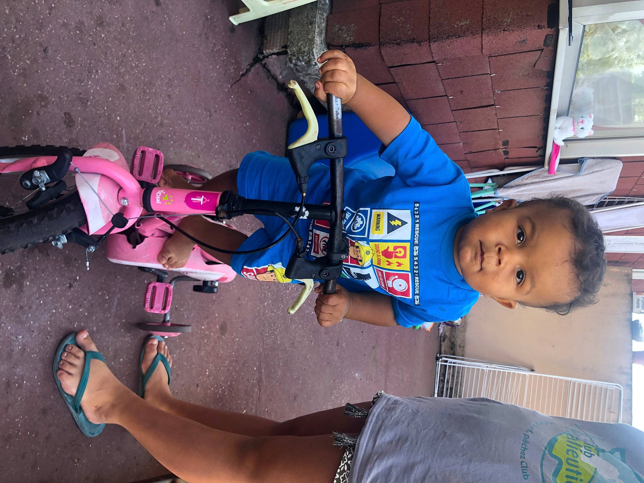 Djeylan participe au concours pour gagner de l'argent avec cette photo : baby_products, bicycle_wheel, child, elbow, electric_blue, fun, human_leg, knee, leisure, luggage_and_bags, person, picture_frame, play, recreation, shorts, t_shirt, thigh, tire, toddler, vacation