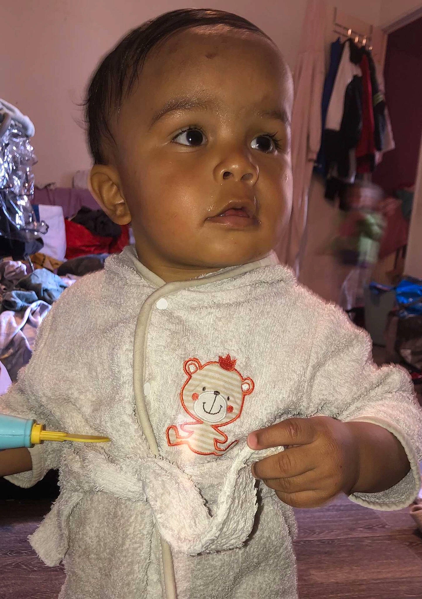 Djeylan participe au concours pour gagner de l'argent avec cette photo : art, baby, baby_toddler_clothing, bib, cheek, child, eyelash, fun, happy, head, iris, lip, mouth, nose, person, room, skin, sleeve, t_shirt, toddler