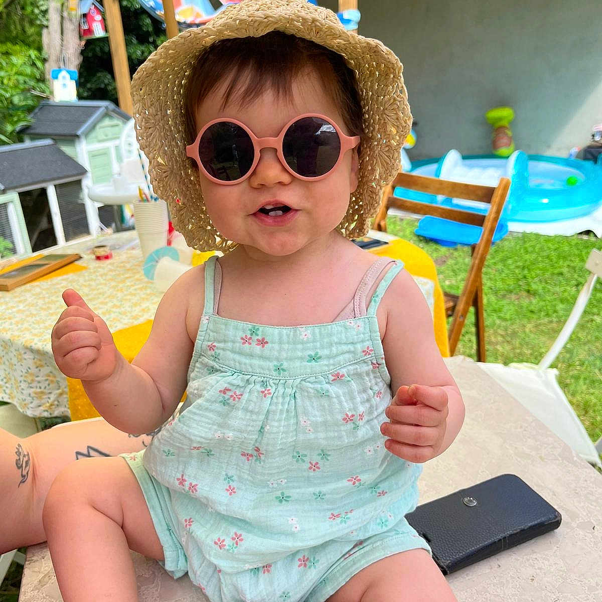 Aerys a rejoint le concours — aidez-le/la à gagner de superbes lots ! baby, chair, child, clothing, cute, garden, grass, hat, outdoor, person, play, shorts, smile, summer, summer_clothes, sunglasses, sunshade, table, toddler, toy