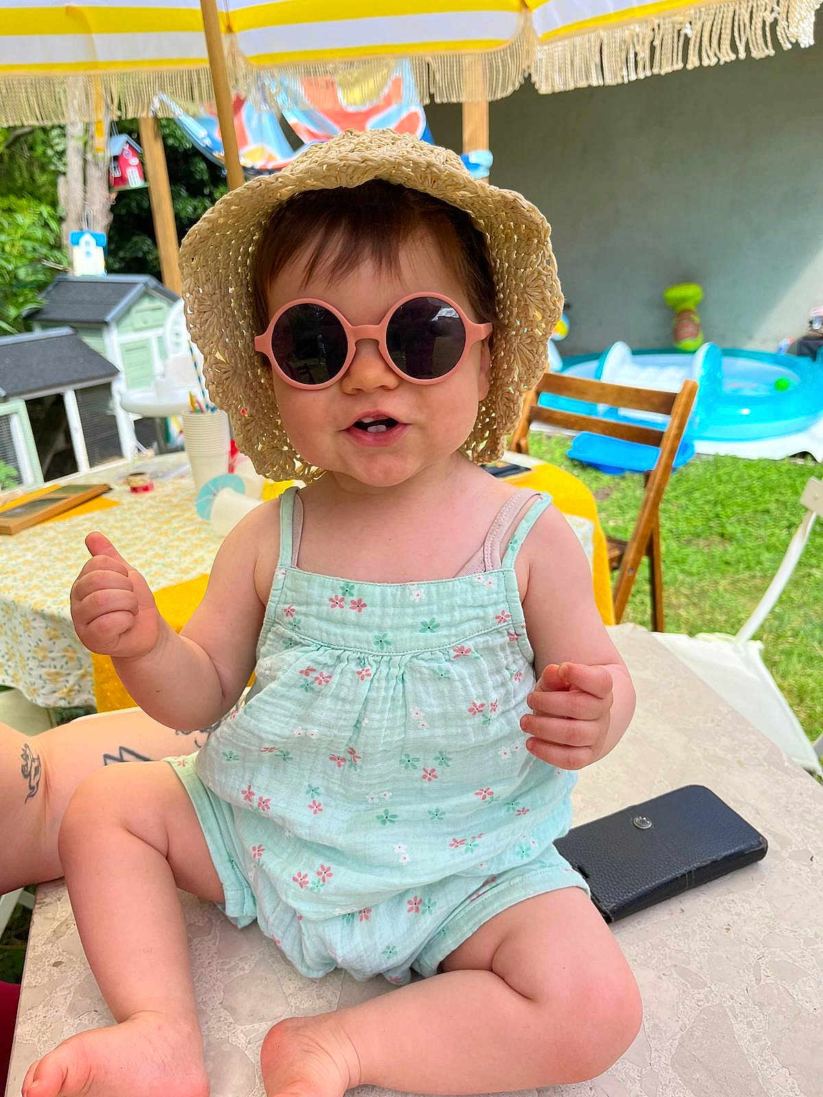 Aerys a rejoint le concours — aidez-le/la à gagner de superbes lots ! baby, chair, child, clothing, cute, garden, grass, hat, outdoor, person, play, shorts, smile, summer, summer_clothes, sunglasses, sunshade, table, toddler, toy