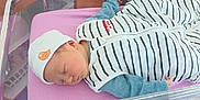 Elio a rejoint le concours — aidez-le/la à gagner de superbes lots ! baby, bassinet, bed, blanket, blue, child, clothing, cute, hat, hospital, indoor, infant, newborn, peaceful, person, pink, rest, sleeping, soft, striped
