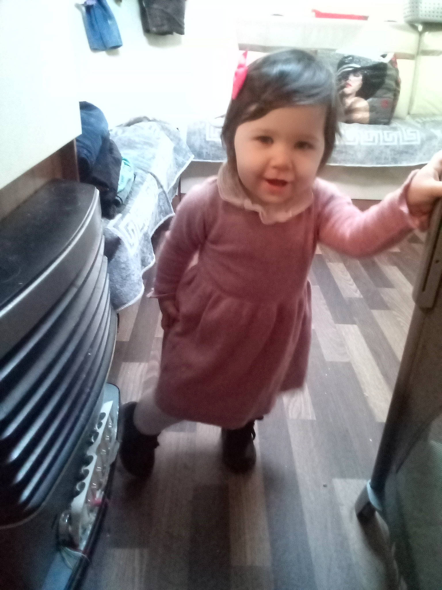 Aïvy a rejoint le concours — aidez-le/la à gagner de superbes lots ! auto_part, automotive_exterior, automotive_tire, baby, baby_toddler_clothing, bag, child, floor, flooring, fun, gas, happy, machine, person, room, sitting, sleeve, smile, thumb, toddler