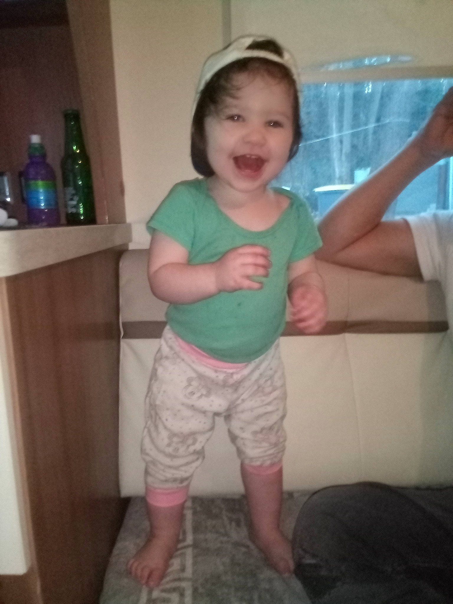 Aïvy participe au concours pour gagner de l'argent avec cette photo : baby_toddler_clothing, bottle, eye, face, finger, floor, gesture, happy, head, human_body, iris, joint, joy, leg, mouth, person, shoulder, skin, sleeve, smile