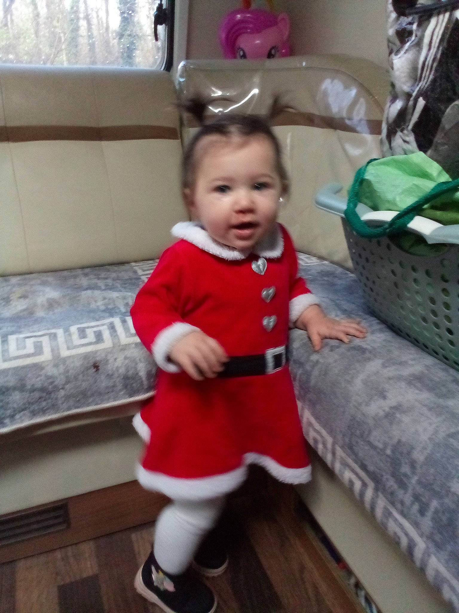 Aïvy a rejoint le concours — aidez-le/la à gagner de superbes lots ! baby, baby_toddler_clothing, basket, carmine, child, christmas, couch, event, flooring, fun, holiday, pattern, person, plastic_bag, room, sleeve, sock, storage_basket, toddler, window