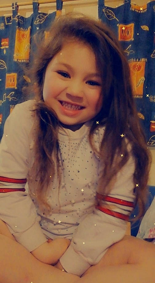 Alicia participe au concours pour gagner de l'argent avec cette photo : baby_toddler_clothing, beauty, blond, brown_hair, cheek, chest, child, facial_expression, fun, hair, hairstyle, happy, human_leg, joy, long_hair, pattern, person, skin, sleeve, smile