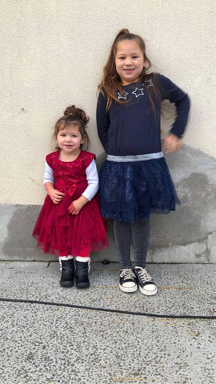 Alicia a rejoint le concours — aidez-le/la à gagner de superbes lots ! boot, child, clothing, event, face, fashion_design, fun, happy, jewellery, joy, leg, magenta, outerwear, pattern, person, shoe, sitting, smile, sneakers, toddler