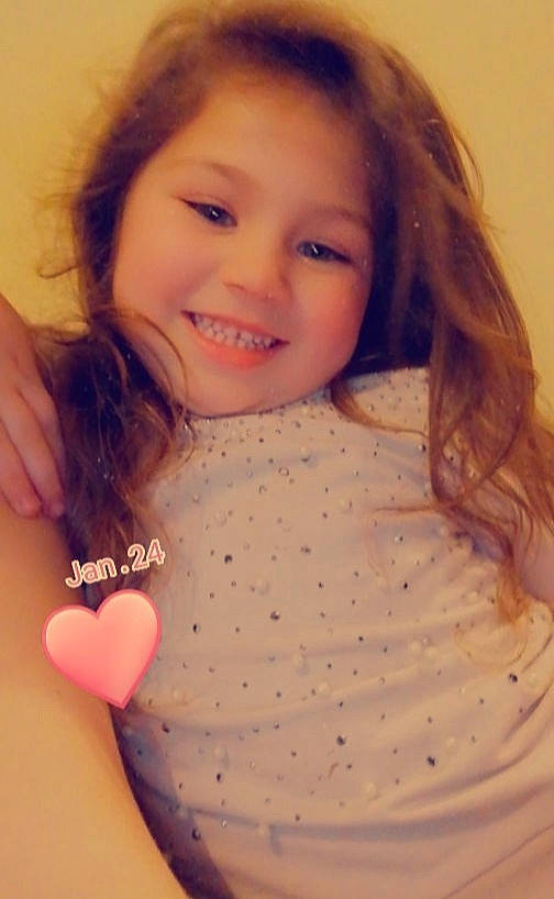 Alicia participe au concours pour gagner de l'argent avec cette photo : cheek, chest, eye, eyelash, face, gesture, happy, head, human_body, iris, joy, lip, mouth, neck, nose, organ, person, pink, shoulder, skin