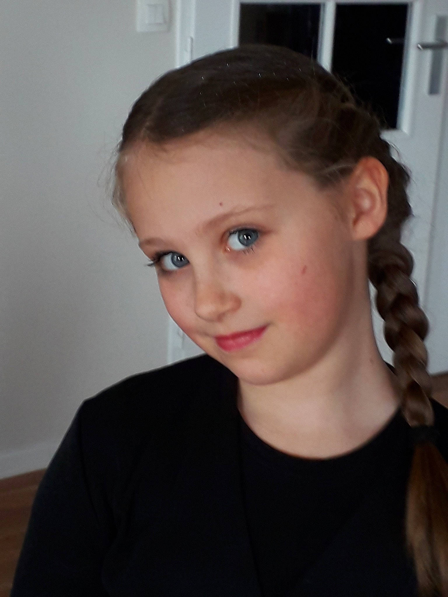 Suzon participe au concours pour gagner de l'argent avec cette photo : black_hair, braid, brown_hair, cheek, child, child_model, chin, ear, eyebrow, face, forehead, hair, hairstyle, head, jaw, joy, lip, long_hair, neck, nose