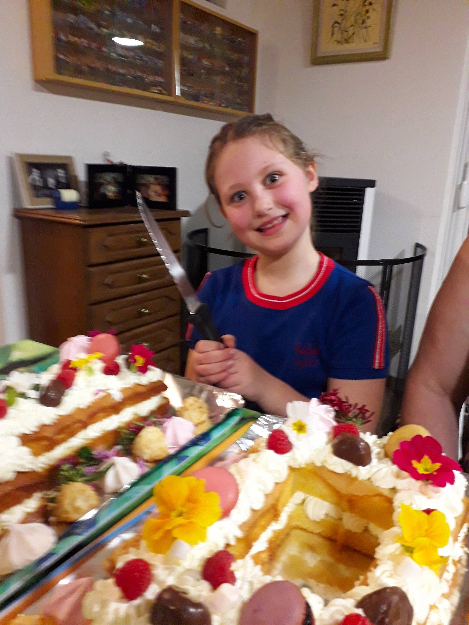 Suzon participe au concours pour gagner de l'argent avec cette photo : baking, birthday, buttercream, cake, cake_decorating, child, christmas_decoration, cuisine, dessert, dish, eating, food, frozen_dessert, gingerbread_house, icing, ingredient, joy, party, person, play